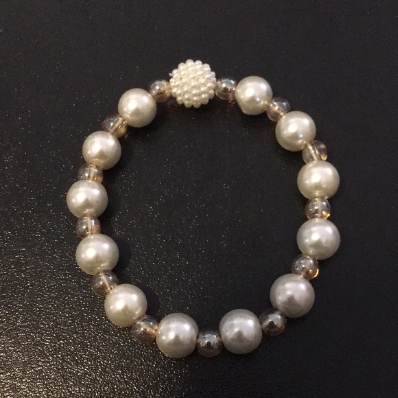 5pc. Beige Pearl like Glass Bead Bracelets and Earring Set. - Picture 3 of 6